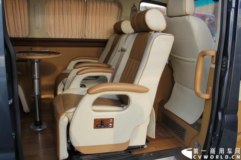 2014年12月23日，东风汽车股份有限公司在武汉召开2015商务年会。会议现场，东风国四全系列轻卡、东风御风欧系轻客2015年度款、东风皮卡等众多新车纷纷亮相。图为东风御风2015年度款，搭载6速AMT机械自动变速箱