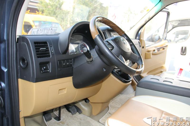 2014年12月23日，东风汽车股份有限公司在武汉召开2015商务年会。会议现场，东风国四全系列轻卡、东风御风欧系轻客2015年度款、东风皮卡等众多新车纷纷亮相。图为东风御风2015年度款，搭载6速AMT机械自动变速箱