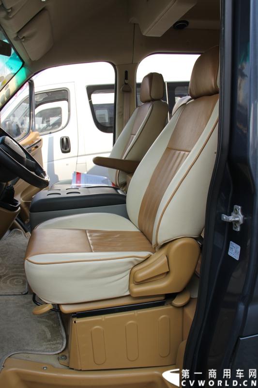 2014年12月23日，东风汽车股份有限公司在武汉召开2015商务年会。会议现场，东风国四全系列轻卡、东风御风欧系轻客2015年度款、东风皮卡等众多新车纷纷亮相。图为东风御风2015年度款，搭载6速AMT机械自动变速箱