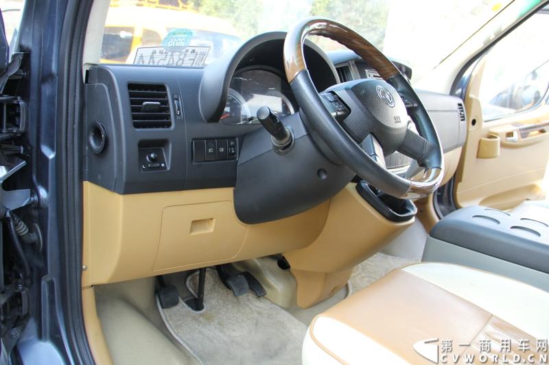 2014年12月23日，东风汽车股份有限公司在武汉召开2015商务年会。会议现场，东风国四全系列轻卡、东风御风欧系轻客2015年度款、东风皮卡等众多新车纷纷亮相。图为东风御风2015年度款，搭载6速AMT机械自动变速箱