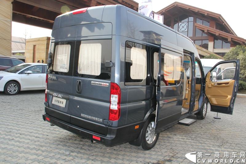 2014年12月23日，东风汽车股份有限公司在武汉召开2015商务年会。会议现场，东风国四全系列轻卡、东风御风欧系轻客2015年度款、东风皮卡等众多新车纷纷亮相。图为东风御风2015年度款，搭载6速AMT机械自动变速箱