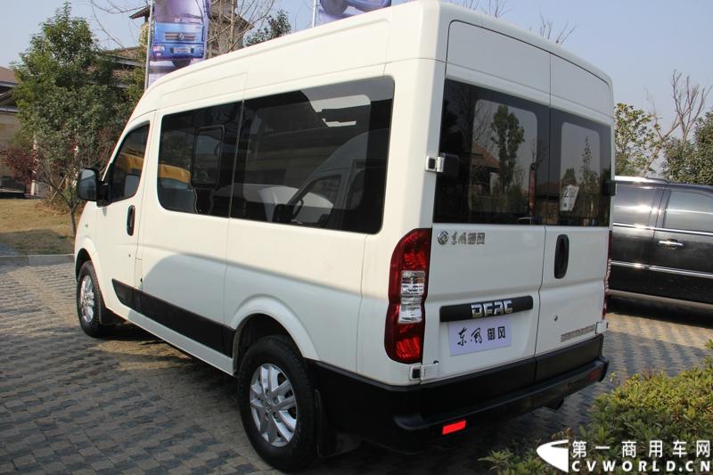 2014年12月23日，东风汽车股份有限公司在武汉召开2015商务年会。会议现场，东风国四全系列轻卡、东风御风欧系轻客2015年度款、东风皮卡等众多新车纷纷亮相。图为东风御风2015年度款短轴中顶领御版 