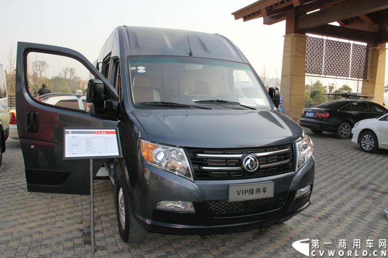 2014年12月23日，东风汽车股份有限公司在武汉召开2015商务年会。会议现场，东风国四全系列轻卡、东风御风欧系轻客2015年度款、东风皮卡等众多新车纷纷亮相。图为东风御风2015年度款，搭载6速AMT机械自动变速箱
