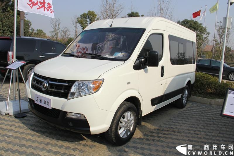 2014年12月23日，东风汽车股份有限公司在武汉召开2015商务年会。会议现场，东风国四全系列轻卡、东风御风欧系轻客2015年度款、东风皮卡等众多新车纷纷亮相。图为东风御风2015年度款短轴中顶领御版 