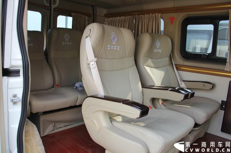 2014年12月23日，东风汽车股份有限公司在武汉召开2015商务年会。会议现场，东风国四全系列轻卡、东风御风欧系轻客2015年度款、东风皮卡等众多新车纷纷亮相。图为东风御风2015年度款短轴中顶领御版 