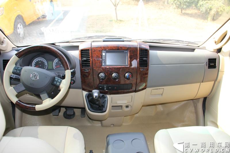 2014年12月23日，东风汽车股份有限公司在武汉召开2015商务年会。会议现场，东风国四全系列轻卡、东风御风欧系轻客2015年度款、东风皮卡等众多新车纷纷亮相。图为东风御风2015年度款短轴中顶领御版 