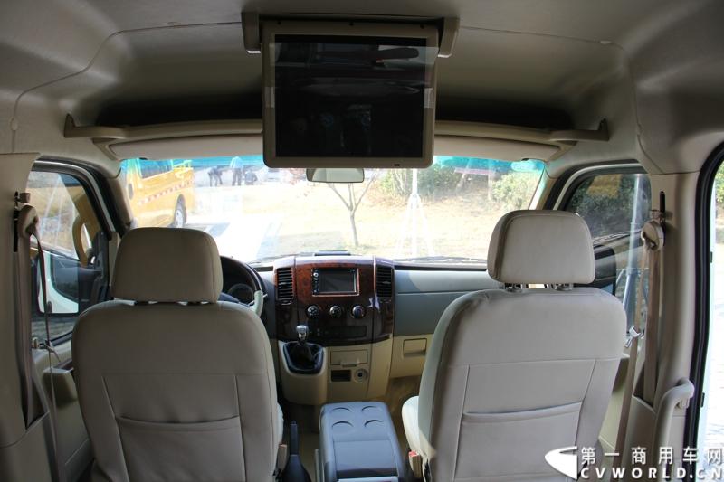 2014年12月23日，东风汽车股份有限公司在武汉召开2015商务年会。会议现场，东风国四全系列轻卡、东风御风欧系轻客2015年度款、东风皮卡等众多新车纷纷亮相。图为东风御风2015年度款短轴中顶领御版 