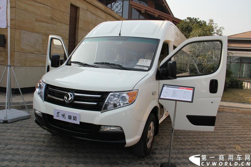 2014年12月23日，东风汽车股份有限公司在武汉召开2015商务年会。会议现场，东风国四全系列轻卡、东风御风欧系轻客2015年度款、东风皮卡等众多新车纷纷亮相。图为东风御风纯电动御风，车身长度6.35米