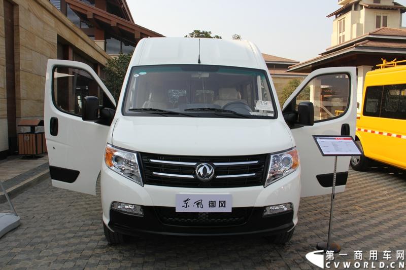 2014年12月23日，东风汽车股份有限公司在武汉召开2015商务年会。会议现场，东风国四全系列轻卡、东风御风欧系轻客2015年度款、东风皮卡等众多新车纷纷亮相。图为东风御风纯电动御风，车身长度6.35米