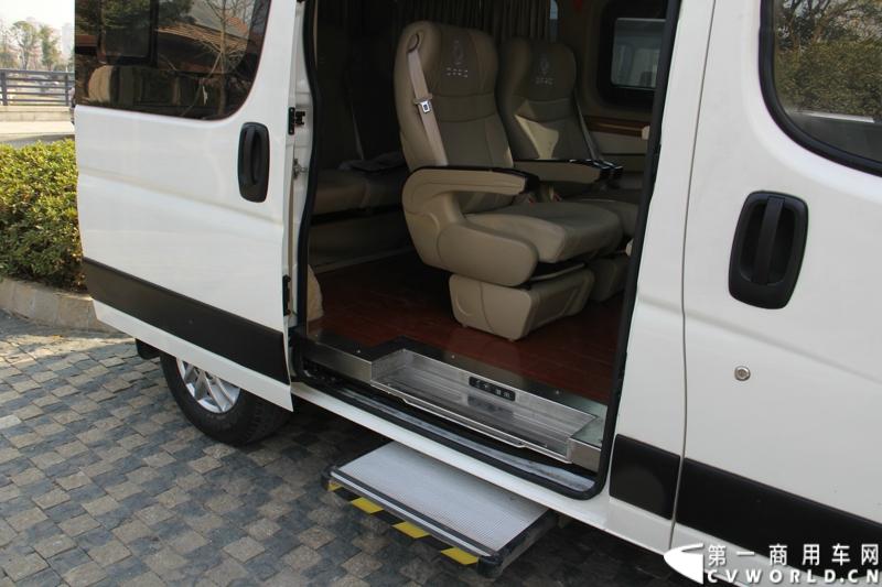 2014年12月23日，东风汽车股份有限公司在武汉召开2015商务年会。会议现场，东风国四全系列轻卡、东风御风欧系轻客2015年度款、东风皮卡等众多新车纷纷亮相。图为东风御风2015年度款短轴中顶领御版 