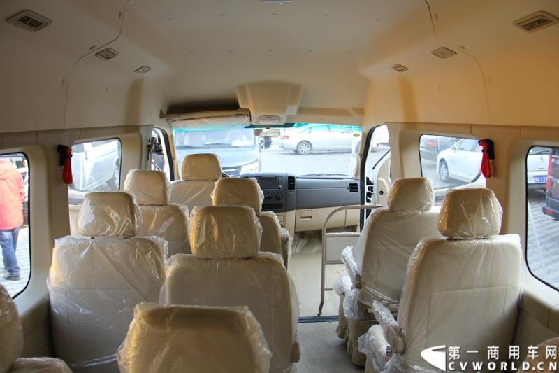 2014年12月23日，东风汽车股份有限公司在武汉召开2015商务年会。会议现场，东风国四全系列轻卡、东风御风欧系轻客2015年度款、东风皮卡等众多新车纷纷亮相。图为东风御风纯电动御风，车身长度6.35米