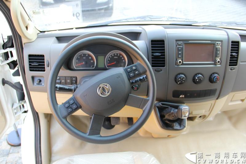 2014年12月23日，东风汽车股份有限公司在武汉召开2015商务年会。会议现场，东风国四全系列轻卡、东风御风欧系轻客2015年度款、东风皮卡等众多新车纷纷亮相。图为东风御风纯电动御风，车身长度6.35米