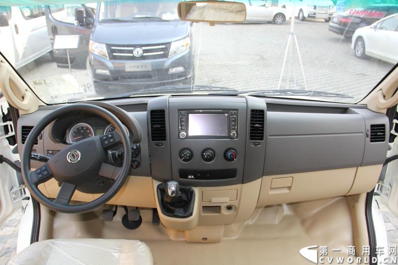 2014年12月23日，东风汽车股份有限公司在武汉召开2015商务年会。会议现场，东风国四全系列轻卡、东风御风欧系轻客2015年度款、东风皮卡等众多新车纷纷亮相。图为东风御风纯电动御风，车身长度6.35米