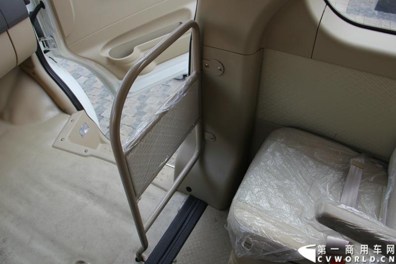 2014年12月23日，东风汽车股份有限公司在武汉召开2015商务年会。会议现场，东风国四全系列轻卡、东风御风欧系轻客2015年度款、东风皮卡等众多新车纷纷亮相。图为东风御风纯电动御风，车身长度6.35米