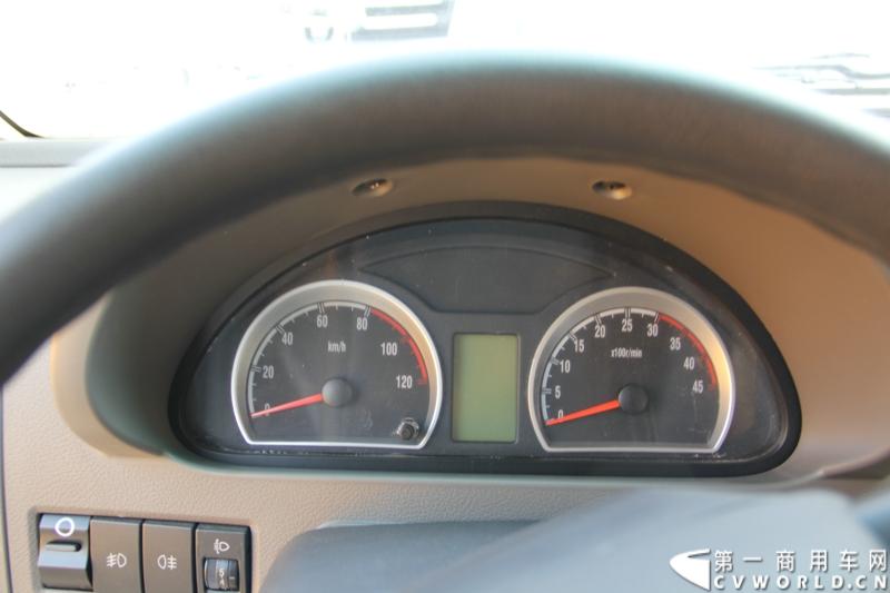 2014年12月23日，东风汽车股份有限公司在武汉召开2015商务年会。会议现场，东风国四全系列轻卡、东风御风欧系轻客2015年度款、东风皮卡等众多新车纷纷亮相。图为东风御风纯电动御风，车身长度6.35米