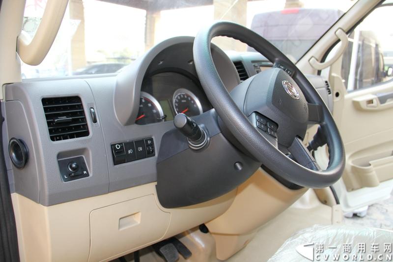 2014年12月23日，东风汽车股份有限公司在武汉召开2015商务年会。会议现场，东风国四全系列轻卡、东风御风欧系轻客2015年度款、东风皮卡等众多新车纷纷亮相。图为东风御风纯电动御风，车身长度6.35米