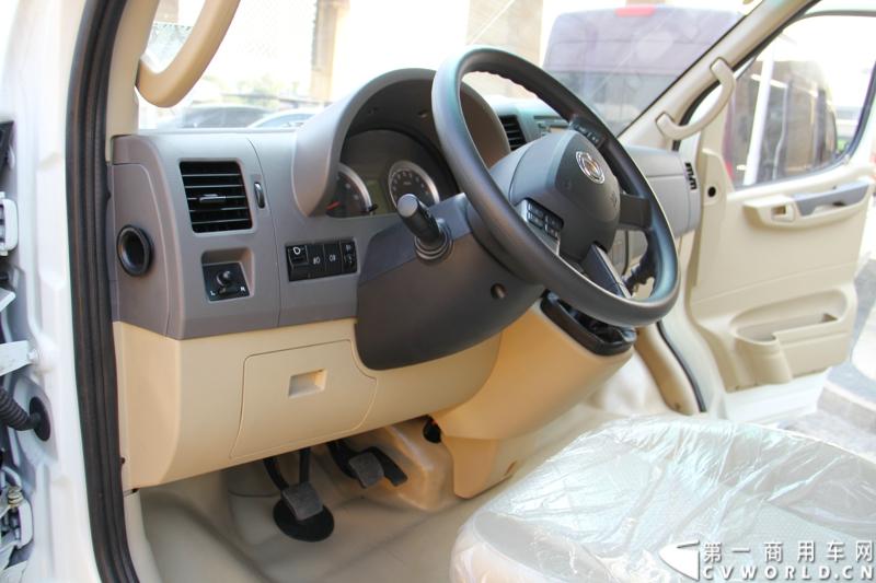 2014年12月23日，东风汽车股份有限公司在武汉召开2015商务年会。会议现场，东风国四全系列轻卡、东风御风欧系轻客2015年度款、东风皮卡等众多新车纷纷亮相。图为东风御风纯电动御风，车身长度6.35米