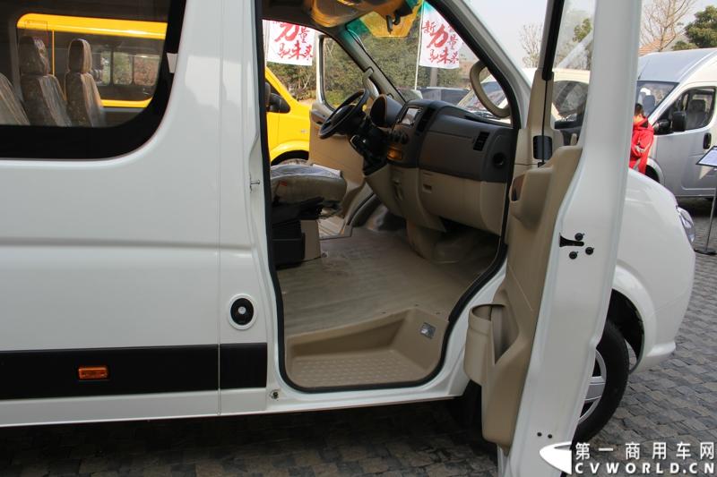 2014年12月23日，东风汽车股份有限公司在武汉召开2015商务年会。会议现场，东风国四全系列轻卡、东风御风欧系轻客2015年度款、东风皮卡等众多新车纷纷亮相。图为东风御风纯电动御风，车身长度6.35米