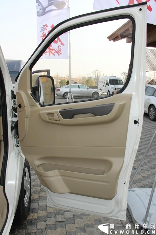 2014年12月23日，东风汽车股份有限公司在武汉召开2015商务年会。会议现场，东风国四全系列轻卡、东风御风欧系轻客2015年度款、东风皮卡等众多新车纷纷亮相。图为东风御风纯电动御风，车身长度6.35米