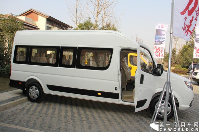 2014年12月23日，东风汽车股份有限公司在武汉召开2015商务年会。会议现场，东风国四全系列轻卡、东风御风欧系轻客2015年度款、东风皮卡等众多新车纷纷亮相。图为东风御风纯电动御风，车身长度6.35米