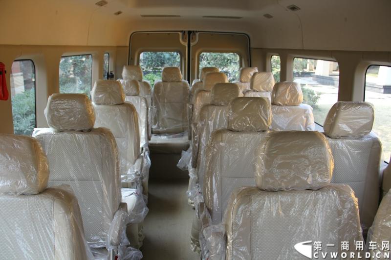 2014年12月23日，东风汽车股份有限公司在武汉召开2015商务年会。会议现场，东风国四全系列轻卡、东风御风欧系轻客2015年度款、东风皮卡等众多新车纷纷亮相。图为东风御风纯电动御风，车身长度6.35米