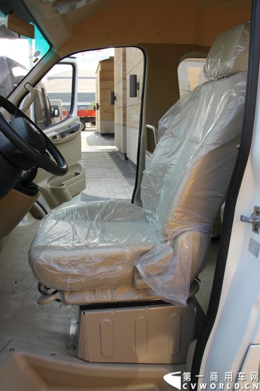 2014年12月23日，东风汽车股份有限公司在武汉召开2015商务年会。会议现场，东风国四全系列轻卡、东风御风欧系轻客2015年度款、东风皮卡等众多新车纷纷亮相。图为东风御风纯电动御风，车身长度6.35米