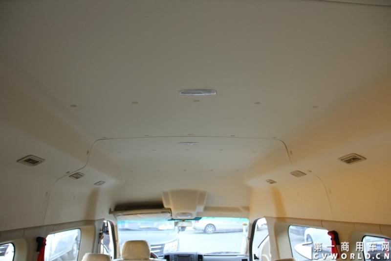 2014年12月23日，东风汽车股份有限公司在武汉召开2015商务年会。会议现场，东风国四全系列轻卡、东风御风欧系轻客2015年度款、东风皮卡等众多新车纷纷亮相。图为东风御风纯电动御风，车身长度6.35米