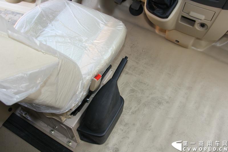 2014年12月23日，东风汽车股份有限公司在武汉召开2015商务年会。会议现场，东风国四全系列轻卡、东风御风欧系轻客2015年度款、东风皮卡等众多新车纷纷亮相。图为东风御风纯电动御风，车身长度6.35米