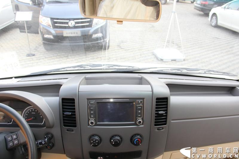 2014年12月23日，东风汽车股份有限公司在武汉召开2015商务年会。会议现场，东风国四全系列轻卡、东风御风欧系轻客2015年度款、东风皮卡等众多新车纷纷亮相。图为东风御风纯电动御风，车身长度6.35米