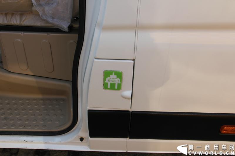 2014年12月23日，东风汽车股份有限公司在武汉召开2015商务年会。会议现场，东风国四全系列轻卡、东风御风欧系轻客2015年度款、东风皮卡等众多新车纷纷亮相。图为东风御风纯电动御风，车身长度6.35米