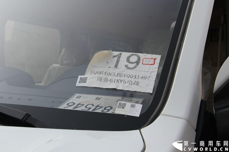 2014年12月23日，东风汽车股份有限公司在武汉召开2015商务年会。会议现场，东风国四全系列轻卡、东风御风欧系轻客2015年度款、东风皮卡等众多新车纷纷亮相。图为东风御风纯电动御风，车身长度6.35米