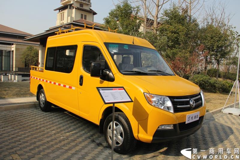 2014年12月23日，东风汽车股份有限公司在武汉召开2015商务年会。会议现场，东风国四全系列轻卡、东风御风欧系轻客2015年度款、东风皮卡等众多新车纷纷亮相。图为东风御风斗式工程车 