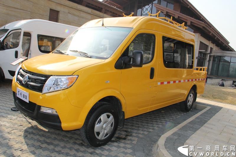 2014年12月23日，东风汽车股份有限公司在武汉召开2015商务年会。会议现场，东风国四全系列轻卡、东风御风欧系轻客2015年度款、东风皮卡等众多新车纷纷亮相。图为东风御风斗式工程车 