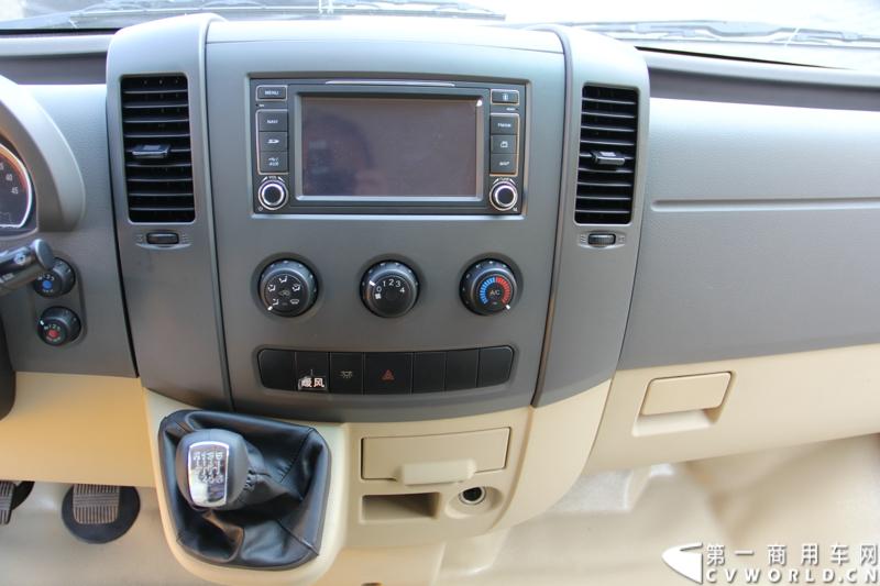 2014年12月23日，东风汽车股份有限公司在武汉召开2015商务年会。会议现场，东风国四全系列轻卡、东风御风欧系轻客2015年度款、东风皮卡等众多新车纷纷亮相。图为东风御风纯电动御风，车身长度6.35米