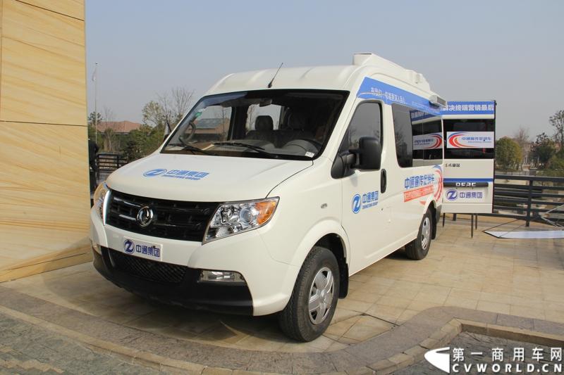 2014年12月23日，东风汽车股份有限公司在武汉召开2015商务年会。会议现场，东风国四全系列轻卡、东风御风欧系轻客2015年度款、东风皮卡等众多新车纷纷亮相。图为东风御风农化车