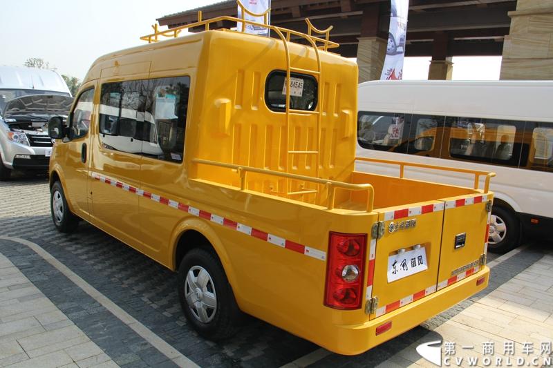 2014年12月23日，东风汽车股份有限公司在武汉召开2015商务年会。会议现场，东风国四全系列轻卡、东风御风欧系轻客2015年度款、东风皮卡等众多新车纷纷亮相。图为东风御风斗式工程车 