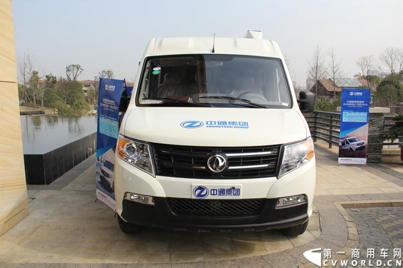 2014年12月23日，东风汽车股份有限公司在武汉召开2015商务年会。会议现场，东风国四全系列轻卡、东风御风欧系轻客2015年度款、东风皮卡等众多新车纷纷亮相。图为东风御风农化车