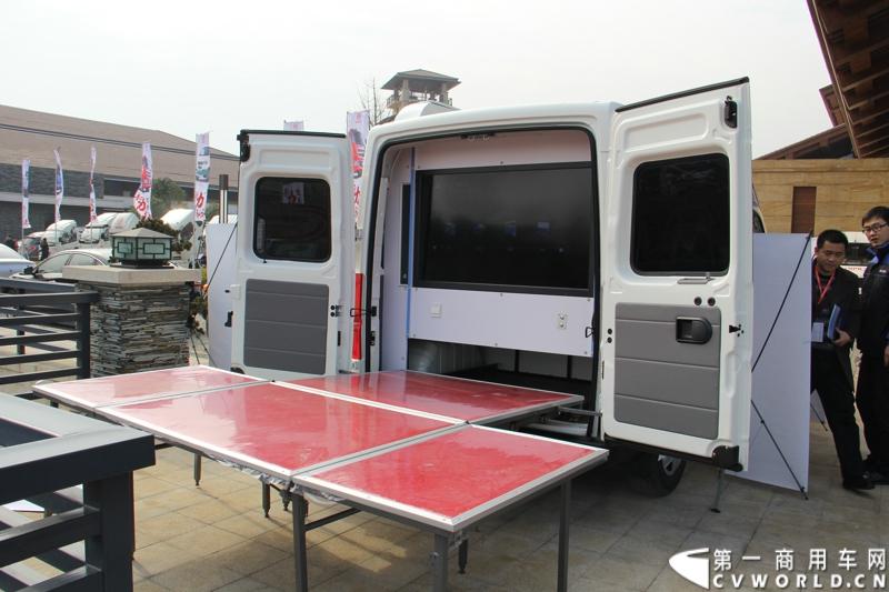 2014年12月23日，东风汽车股份有限公司在武汉召开2015商务年会。会议现场，东风国四全系列轻卡、东风御风欧系轻客2015年度款、东风皮卡等众多新车纷纷亮相。图为东风御风农化车