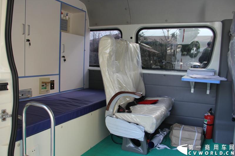 2014年12月23日，东风汽车股份有限公司在武汉召开2015商务年会。会议现场，东风国四全系列轻卡、东风御风欧系轻客2015年度款、东风皮卡等众多新车纷纷亮相。图为东风御风农化车