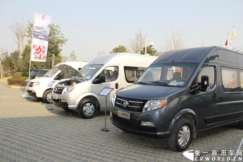 2014年12月23日，东风汽车股份有限公司在武汉召开2015商务年会。会议现场，东风国四全系列轻卡、东风御风欧系轻客2015年度款、东风皮卡等众多新车纷纷亮相。图为东风御风欧系轻客