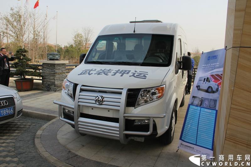 2014年12月23日，东风汽车股份有限公司在武汉召开2015商务年会。会议现场，东风国四全系列轻卡、东风御风欧系轻客2015年度款、东风皮卡等众多新车纷纷亮相。图为东风御风武装押运车 