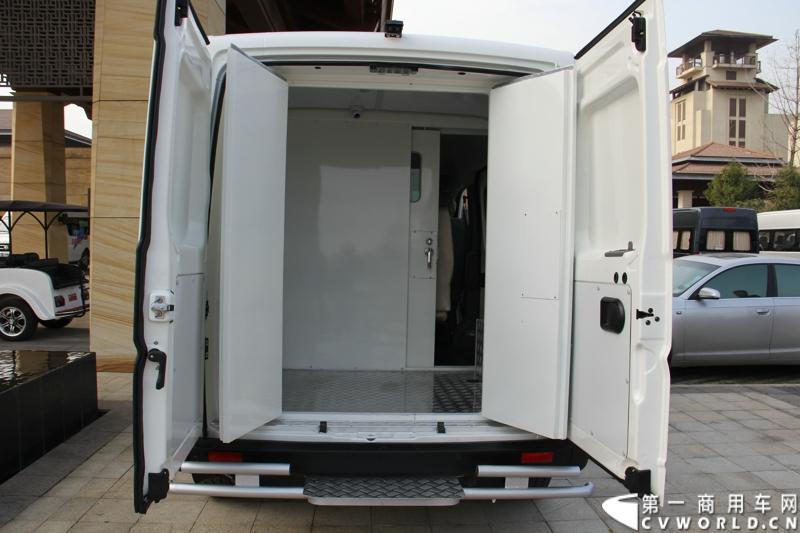 2014年12月23日，东风汽车股份有限公司在武汉召开2015商务年会。会议现场，东风国四全系列轻卡、东风御风欧系轻客2015年度款、东风皮卡等众多新车纷纷亮相。图为东风御风武装押运车 