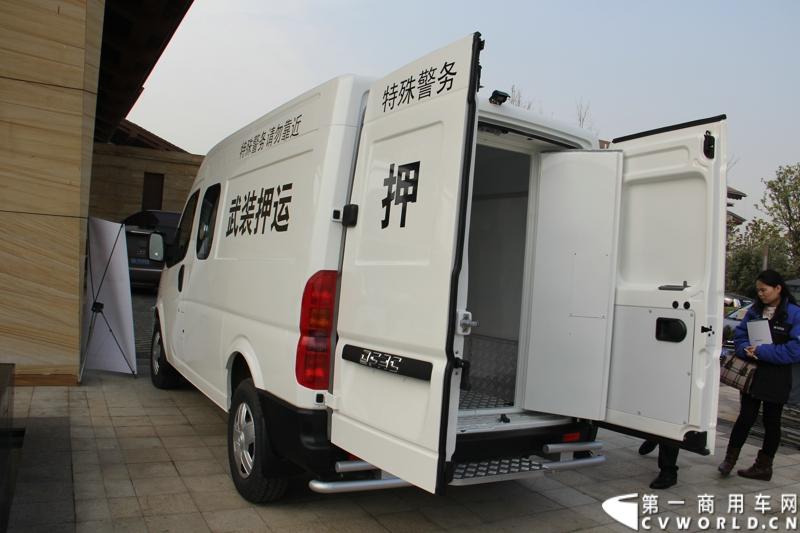 2014年12月23日，东风汽车股份有限公司在武汉召开2015商务年会。会议现场，东风国四全系列轻卡、东风御风欧系轻客2015年度款、东风皮卡等众多新车纷纷亮相。图为东风御风武装押运车 