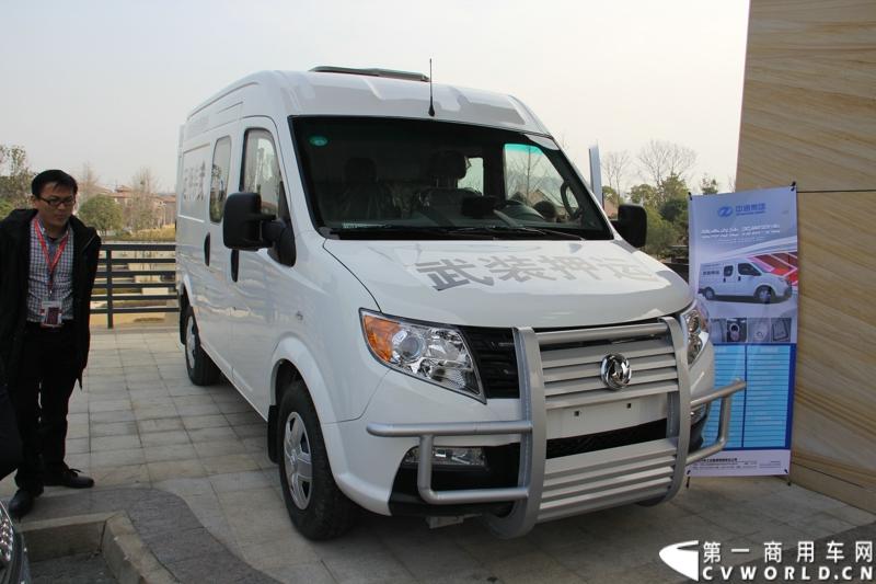 2014年12月23日，东风汽车股份有限公司在武汉召开2015商务年会。会议现场，东风国四全系列轻卡、东风御风欧系轻客2015年度款、东风皮卡等众多新车纷纷亮相。图为东风御风武装押运车 