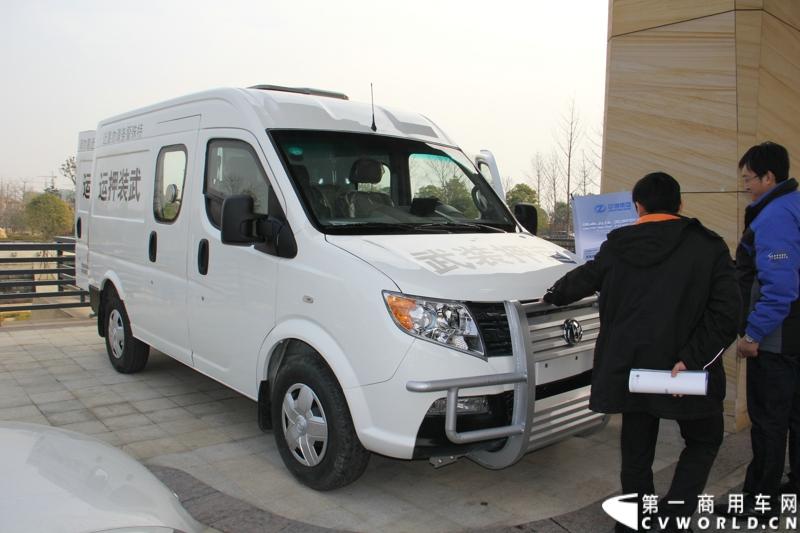 2014年12月23日，东风汽车股份有限公司在武汉召开2015商务年会。会议现场，东风国四全系列轻卡、东风御风欧系轻客2015年度款、东风皮卡等众多新车纷纷亮相。图为东风御风武装押运车 