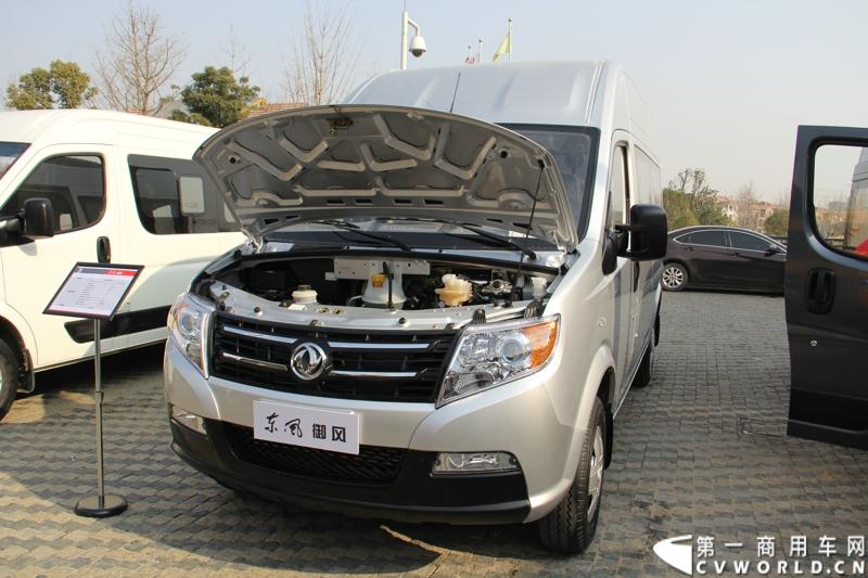 2014年12月23日，东风汽车股份有限公司在武汉召开2015商务年会。会议现场，东风国四全系列轻卡、东风御风欧系轻客2015年度款、东风皮卡等众多新车纷纷亮相。图为东风御风中轴高顶物流车 