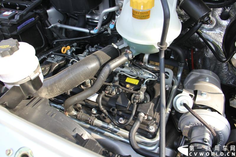 2014年12月23日，东风汽车股份有限公司在武汉召开2015商务年会。会议现场，东风国四全系列轻卡、东风御风欧系轻客2015年度款、东风皮卡等众多新车纷纷亮相。图为东风御风中轴高顶物流车 