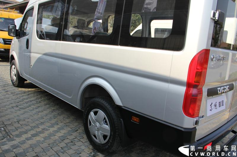 2014年12月23日，东风汽车股份有限公司在武汉召开2015商务年会。会议现场，东风国四全系列轻卡、东风御风欧系轻客2015年度款、东风皮卡等众多新车纷纷亮相。图为东风御风中轴高顶物流车 