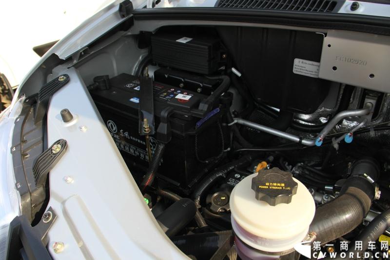 2014年12月23日，东风汽车股份有限公司在武汉召开2015商务年会。会议现场，东风国四全系列轻卡、东风御风欧系轻客2015年度款、东风皮卡等众多新车纷纷亮相。图为东风御风中轴高顶物流车 