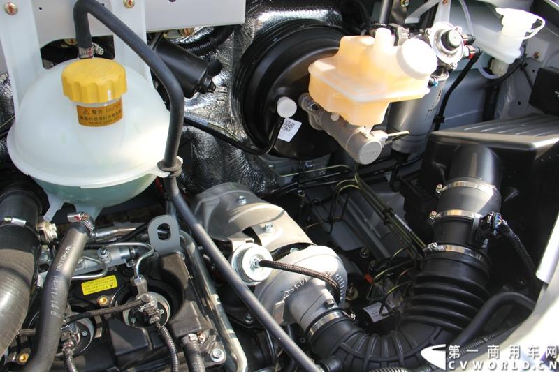 2014年12月23日，东风汽车股份有限公司在武汉召开2015商务年会。会议现场，东风国四全系列轻卡、东风御风欧系轻客2015年度款、东风皮卡等众多新车纷纷亮相。图为东风御风中轴高顶物流车 